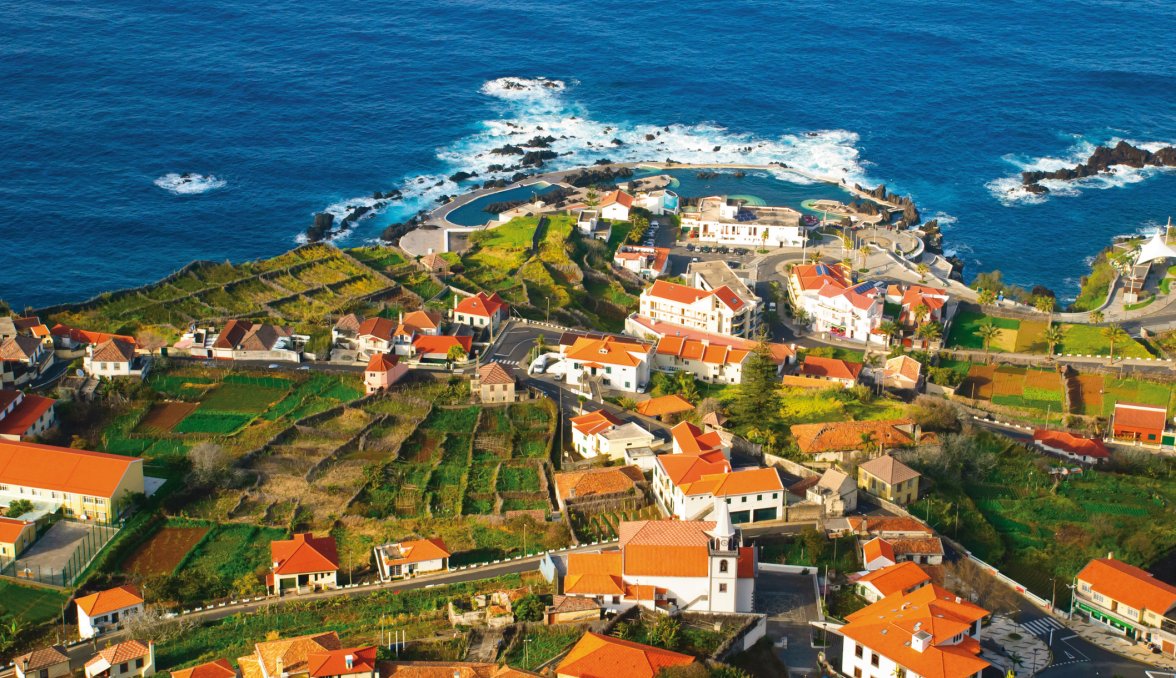 Felsenbäder in Porto Moniz &copy; dinozzaver - fotolia.com