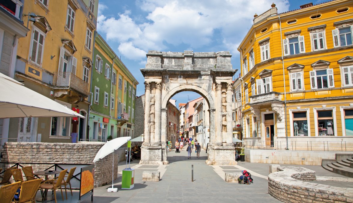 Triumphbogen der Familie Sergie (Goldenes Tor) in Pula &copy; Aleksandar Todorovic-fotolia.com