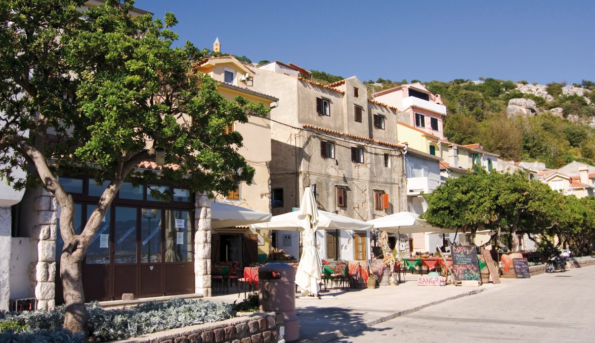 Straßencafe in Baska &copy; Mauro Ventura-fotolia.com