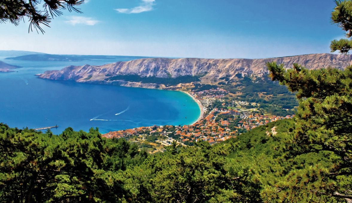 Blick auf Stadt und Bucht von Baska &copy; xbrchx-fotolia.com