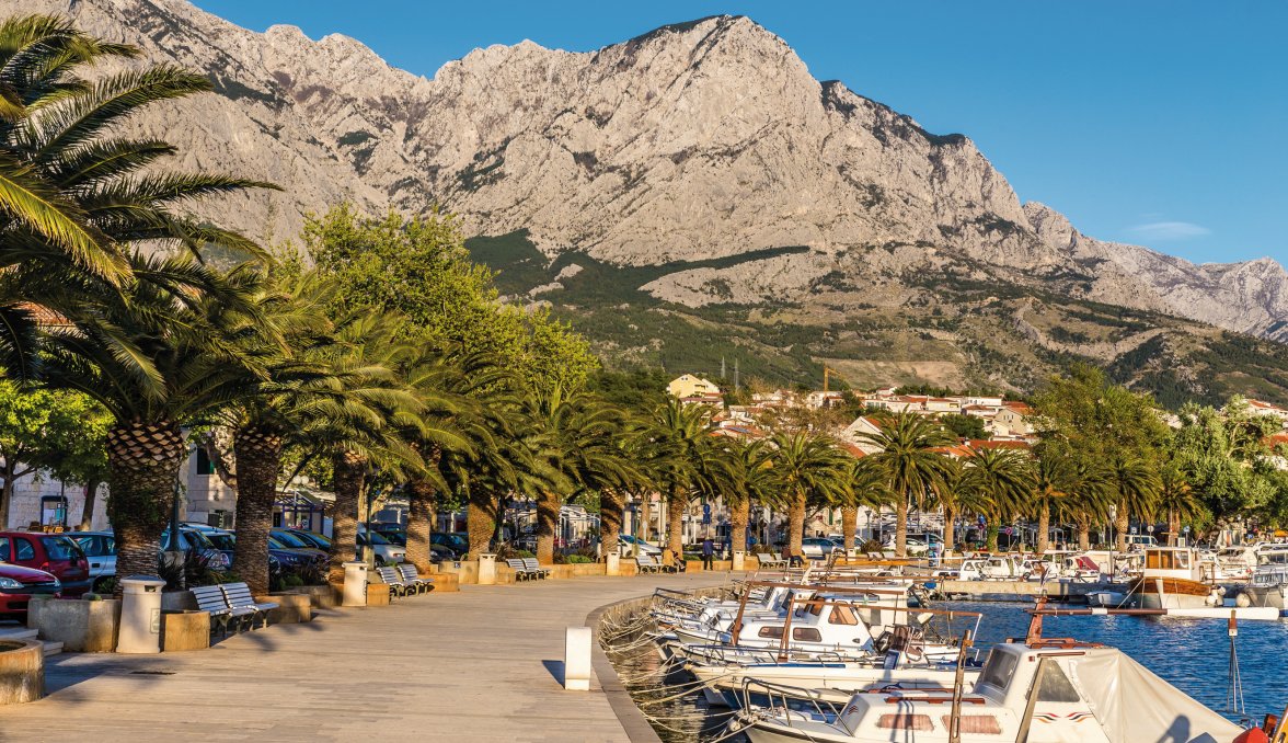 Promenade von Baska Voda  &copy; zm_photo-fotolia.com