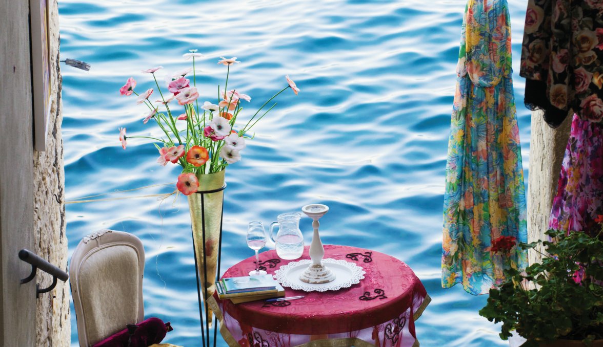 Romantischer Sitzplatz am Meer in Rovinj &copy; Christian Müller-fotolia.com