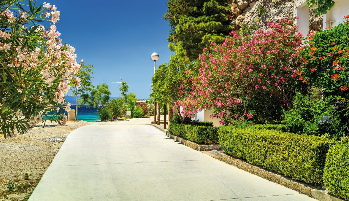 Promenade am Strand von Brela &copy; janoka82-fotolia.com