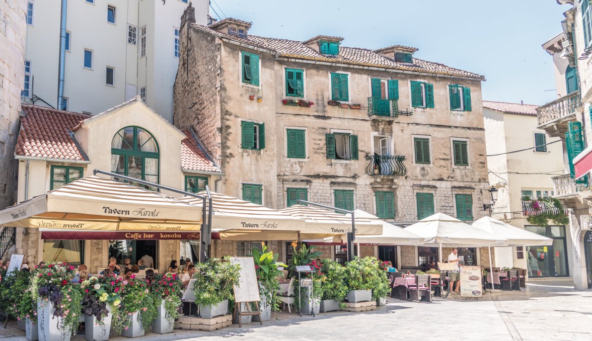 Straßencafe in Split &copy; pixabay.com/Mariamichelle