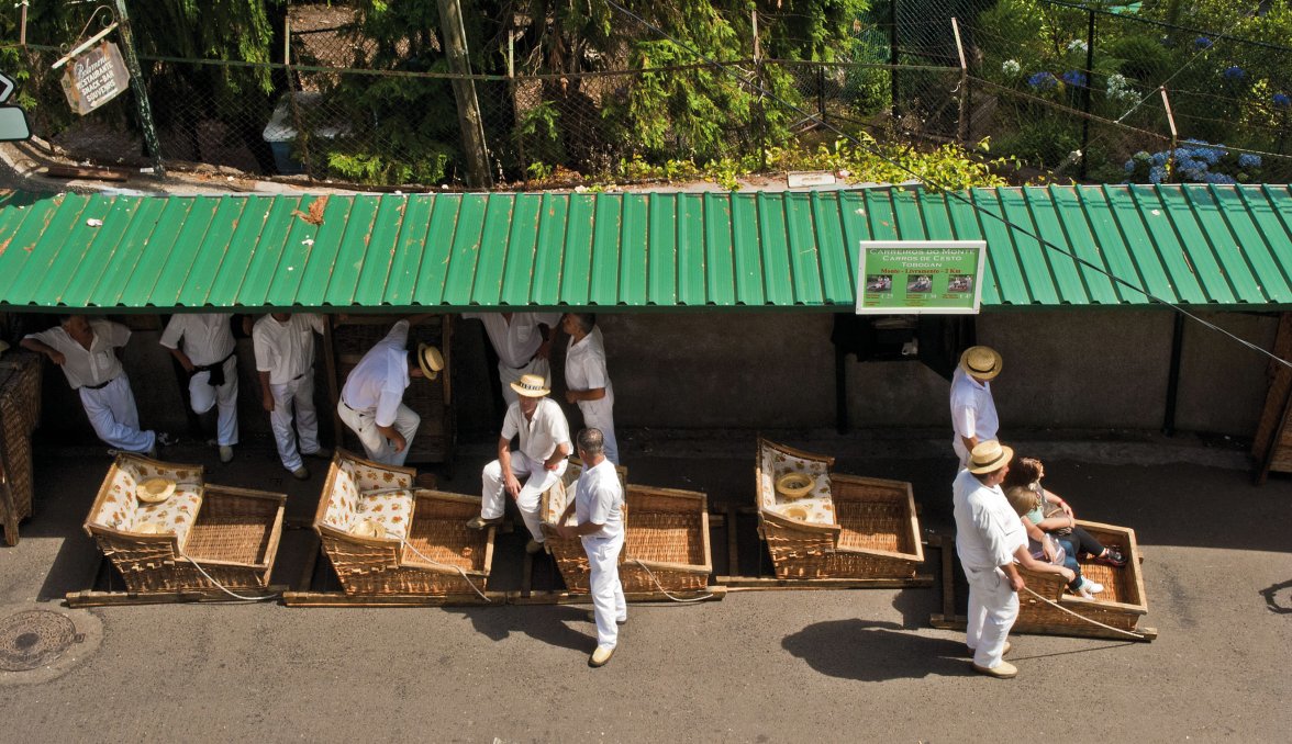 Korbschlitten in der Altstadt, Madeira &copy; pixabay.com/millefinke