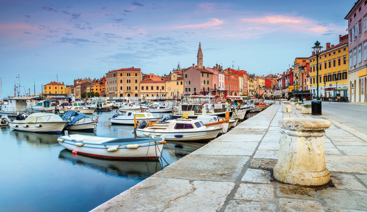 Abenddämmerung im wunderschönen Rovinj &copy; janoka82 - stock.adobe.com