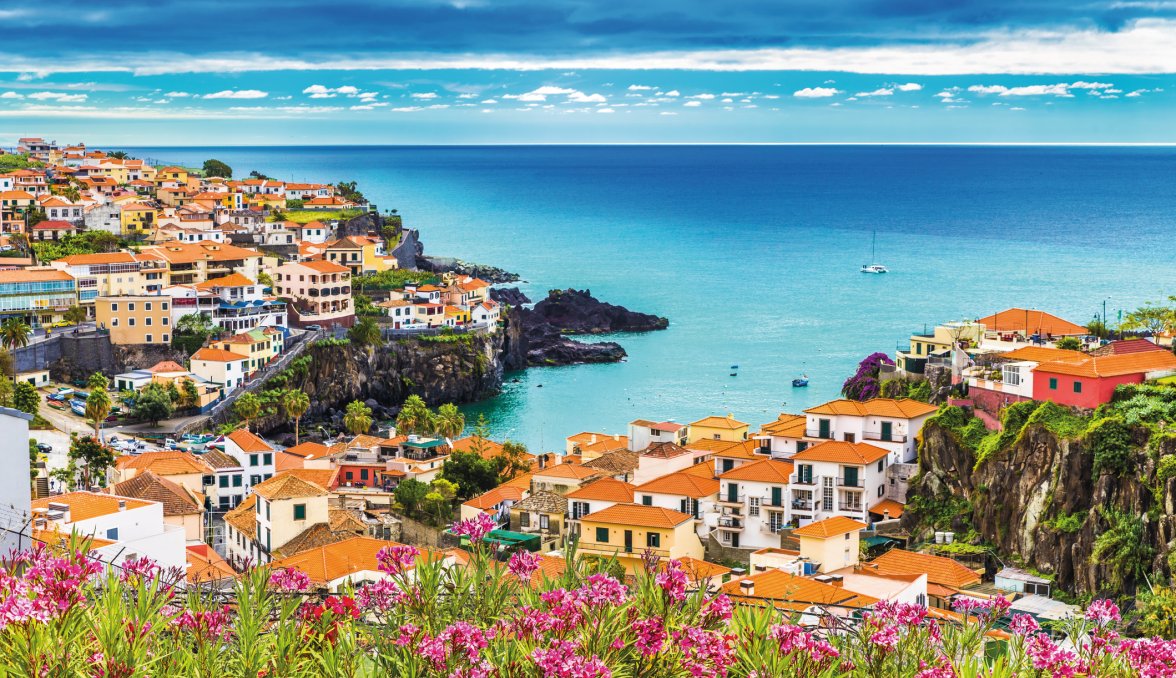 Blick auf Câmara de Lobos &copy; Balate Dorin-fotolia.com