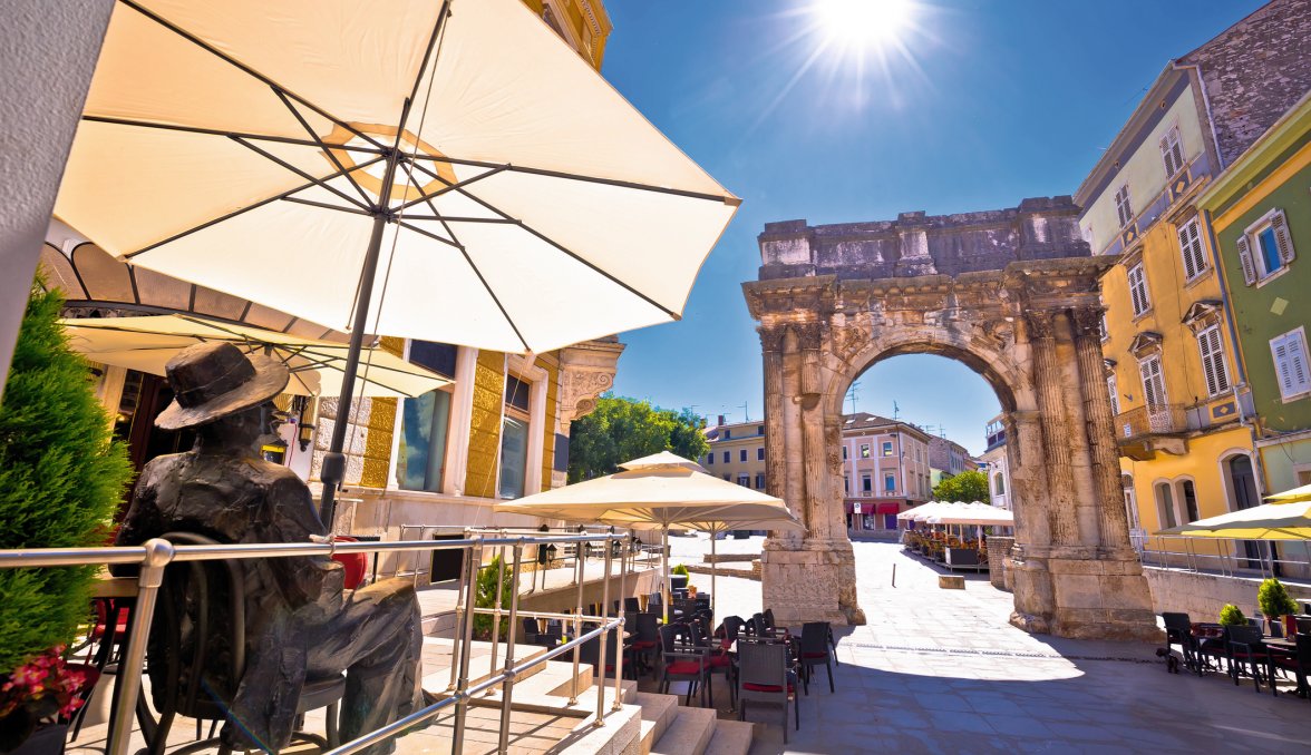 Triumphbogen der Familie Sergie (Goldenes Tor) in Pula &copy; xbrchx - stock.adobe.com