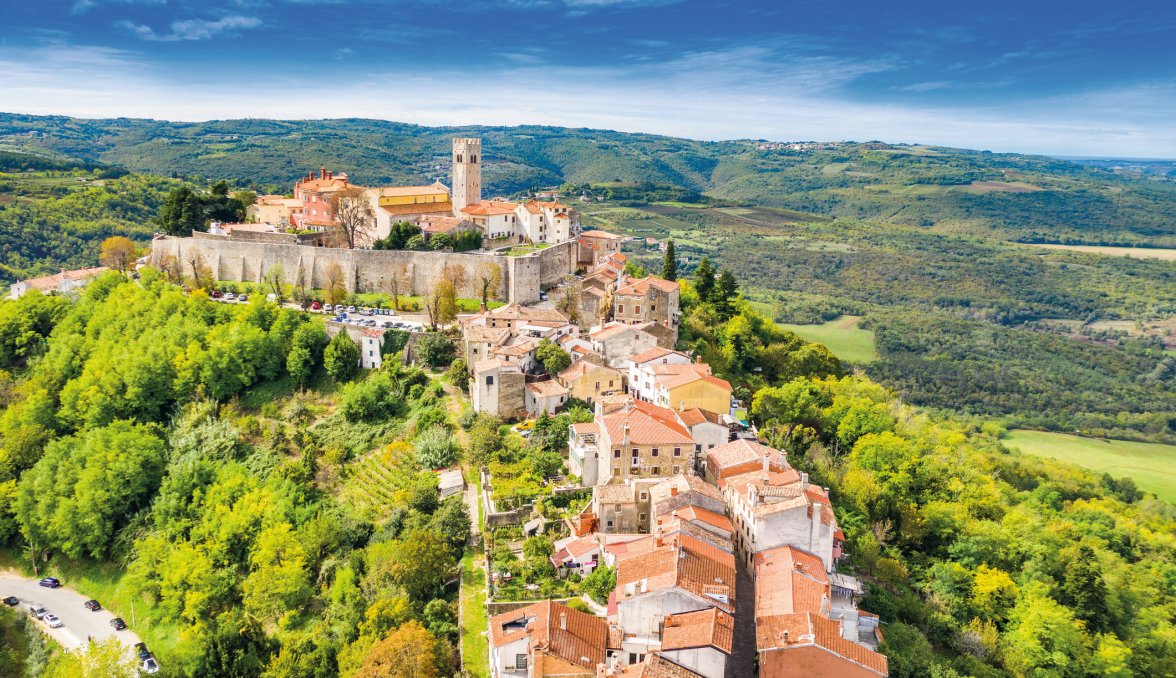 Blick auf die Altstadt von Motovun &copy; ilijaa - stock.adobe.com
