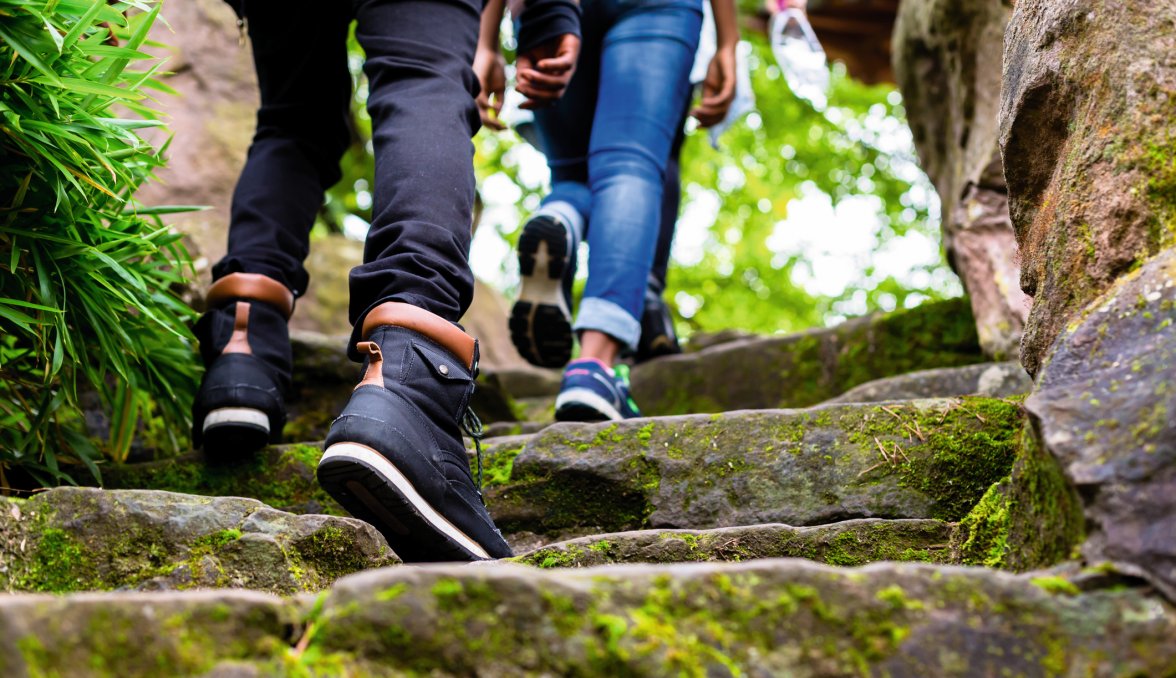 Wandern durch die Natur &copy; Kzenon - stock.adobe.com