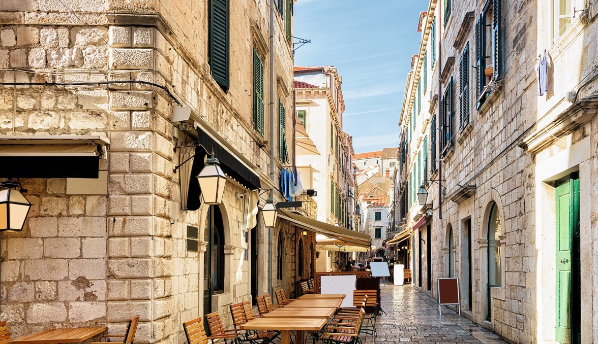 Straßencafe in Dubrovnik &copy; Roman Babakin - stock.adobe.com
