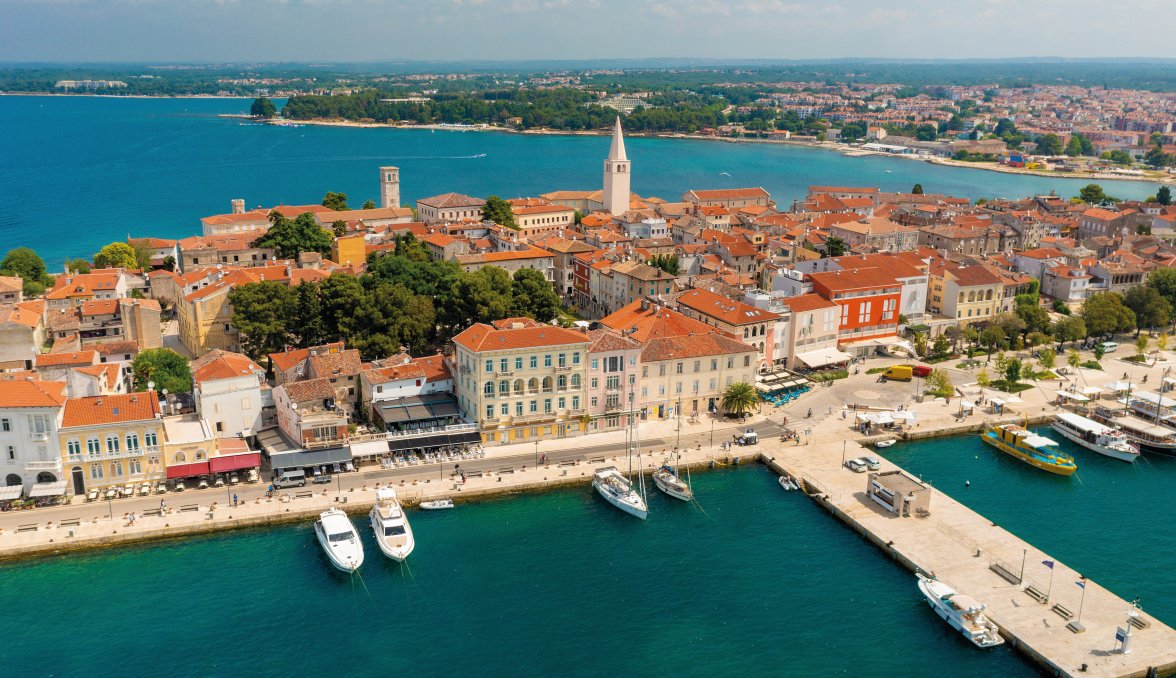 Blick auf die Altstadt von Porec &copy; Goran - stock.adobe.com