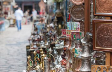 Souvenirs in der Alstadt von Mostar &copy; paul prescot - fotolia.com