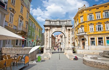 Triumphbogen der Familie Sergie (Goldenes Tor) in Pula &copy; Aleksandar Todorovic-fotolia.com