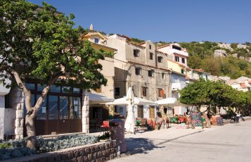 Straßencafe in Baska &copy; Mauro Ventura-fotolia.com