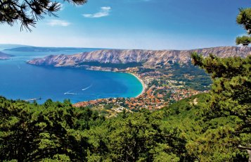 Blick auf Stadt und Bucht von Baska &copy; xbrchx-fotolia.com