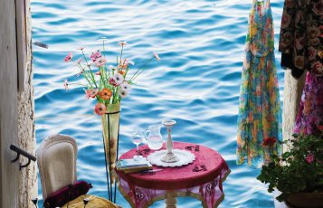 Romantischer Sitzplatz am Meer in Rovinj &copy; Christian Müller-fotolia.com