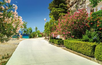 Promenade am Strand von Brela &copy; janoka82-fotolia.com
