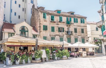 Straßencafe in Split &copy; pixabay.com/Mariamichelle