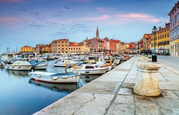 Abenddämmerung im wunderschönen Rovinj &copy; janoka82 - stock.adobe.com