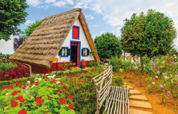 Traditionelles Haus in Santana &copy; pkazmierczak - stock.adobe.com