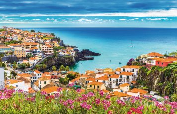 Blick auf Câmara de Lobos &copy; Balate Dorin-fotolia.com
