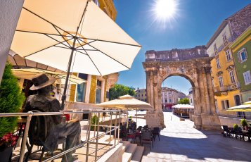 Triumphbogen der Familie Sergie (Goldenes Tor) in Pula &copy; xbrchx - stock.adobe.com