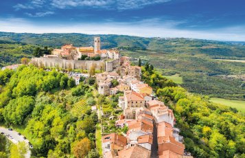 Blick auf die Altstadt von Motovun &copy; ilijaa - stock.adobe.com