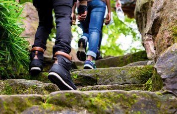 Wandern durch die Natur &copy; Kzenon - stock.adobe.com