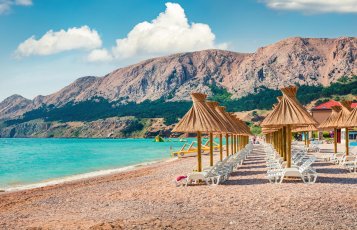 Am Strand von Baska &copy; Andrew Mayovskyy - stock.adobe.com