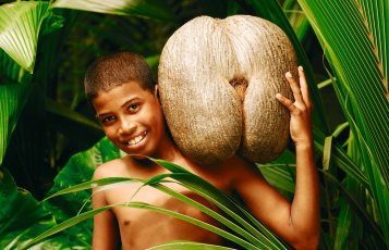 Junge mit Coco de Mer auf den Seychellen &copy; R. Sahuquet/Seychelles Tourist Board/www.fotoseeker.com