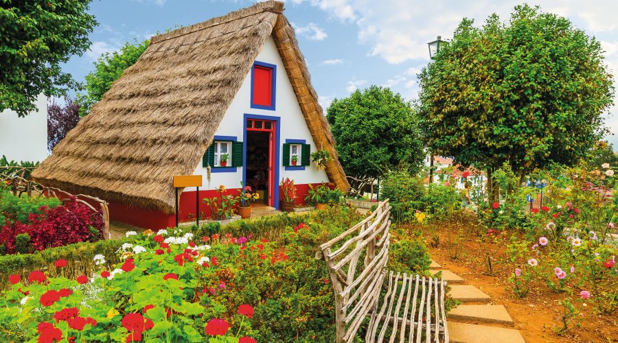 Traditionelles Haus in Santana &copy; pkazmierczak - stock.adobe.com